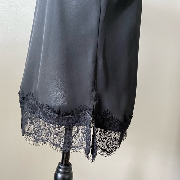𝅺⭐️2 FOR $20⭐️ COMO BLACK Camisole Blouse With Lace Hem. Black size Small. - Picture 7 of 12